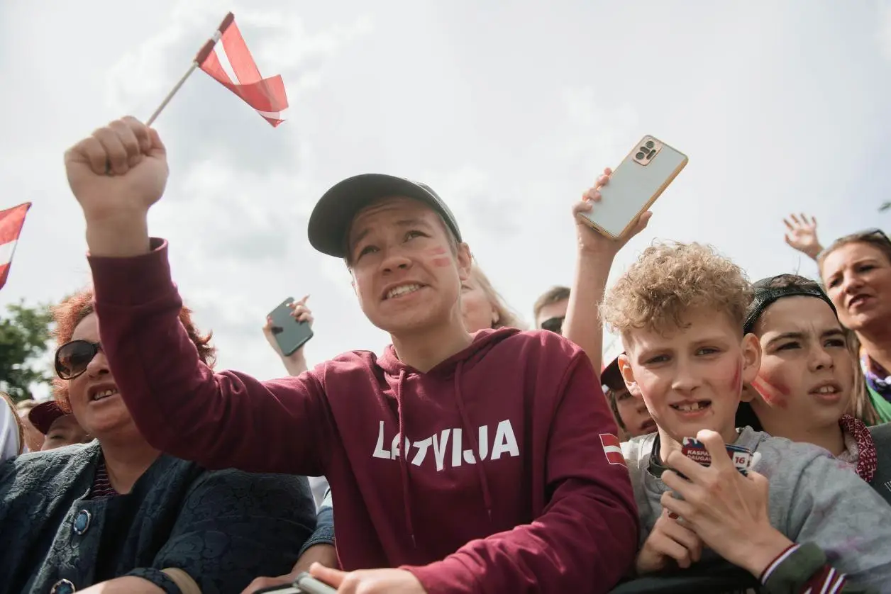 Latvijas hokeja izlases sagaidīšana pie Brīvības pieminekļa